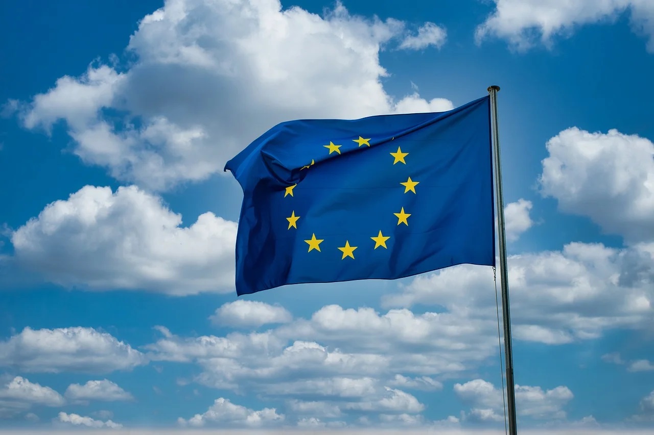 //en.avantador.eu/wp-content/uploads/2025/08/flaga_ue.jpg